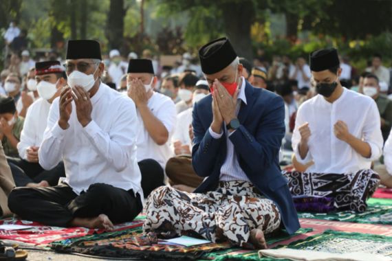 Akhirnya Bisa Salat Id Bersama Warga, Ganjar Pranowo: Luar Biasa - JPNN.COM