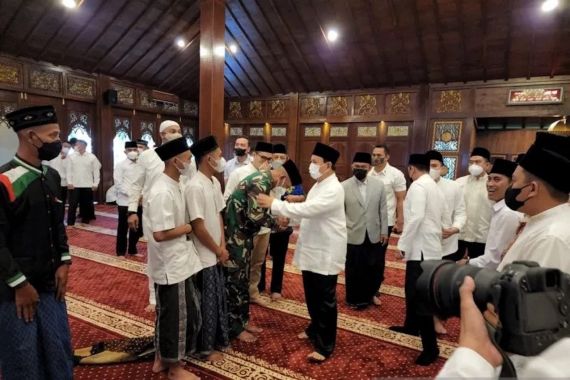 Prabowo Subianto Salat Id di Masjid Nurul Wathon Hambalang - JPNN.COM
