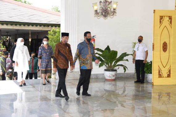 Hari Pertama Lebaran, Jokowi Bukan Terima Kunjungan, Tetapi Menghadap ke Pihak Ini - JPNN.COM