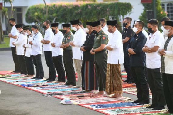Jokowi Salat Id di Istana Yogyakarta, Lihat Siapa Tentara di Sampingnya - JPNN.COM