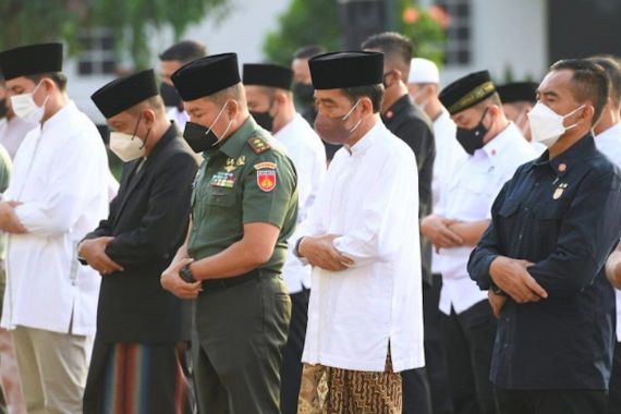Presiden Jokowi Tempati Saf Terdepan Saat Salat Id, Ada Jenderal di Samping, Lihat - JPNN.COM
