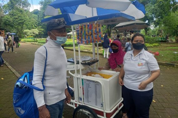 Ribuan Warga Berwisata ke Ragunan, Omzet Pedagang Es Krim Ikut Menanjak - JPNN.COM