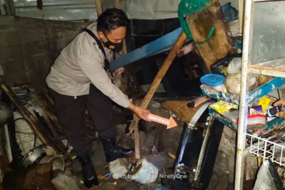 Tabung Gas Meledak, Rumah Nenek Sanun Hangus Terbakar pada Malam Takbiran - JPNN.COM