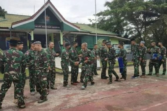 Jauh dari Keluarga, Prajurit TNI Merayakan Lebaran dengan Sederhana di Perbatasan RI - Malaysia - JPNN.COM