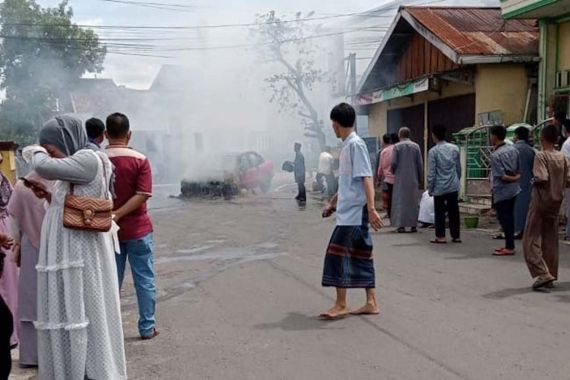 Sedan Timor Merah Tiba-Tiba Terbakar, Penumpang Berhamburan Keluar - JPNN.COM