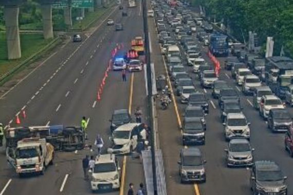 Pukul 09.32, Arus Lalu Lintas Tol Jakarta-Cikampek Padat 19 Kilometer, Begini Kondisinya - JPNN.COM