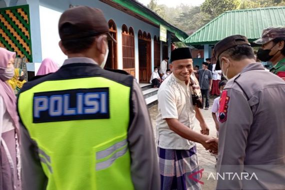 Polisi Jaga Pelaksanaan Salat Id Penganut Islam Aboge di Banyumas - JPNN.COM