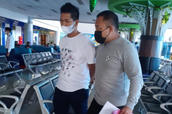 Oknum Polisi Briptu HS Ini Ditangkap di Bandara, Tangannya Langsung Diborgol - JPNN.COM