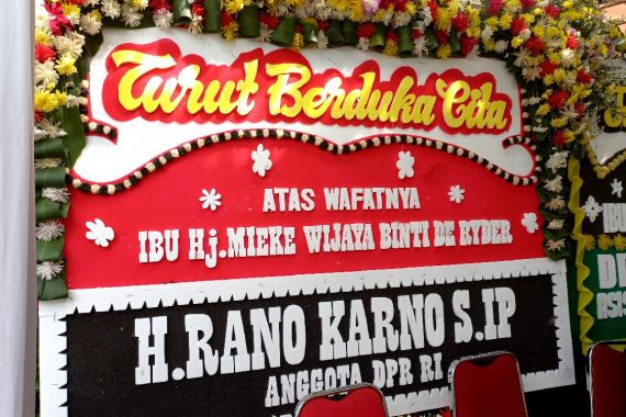 Suasana Rumah Duka Mieke Wijaya, Ada Karangan Bunga dari Gubernur DKI Jakarta - JPNN.COM