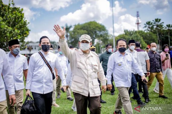 Prabowo Sowan Para Kiai di Jatim, Lihat Pria di Sampingnya - JPNN.COM