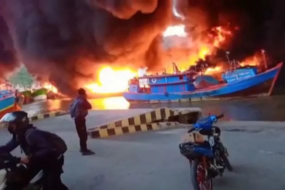 Kebakaran Hebat di Dermaga Batere Cilacap, Sejumlah Kapal Nelayan Ludes Terbakar - JPNN.COM