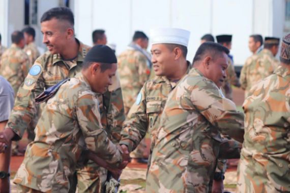 Keren, Letkol Czi Bambang Santoso Bersukacita Merayakan Idulfitri di Kongo Afrika - JPNN.COM