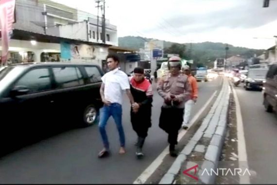 Naik Motor Ugal-ugalan, 2 Pemuda Nyaris Tabrak AKP Zainuri Lalu Mengajak Berkelahi - JPNN.COM