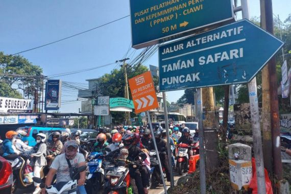 Motor Saja Terjebak Macet di Puncak Bogor, Apalagi Mobil - JPNN.COM