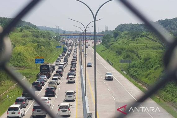 Siang Ini Kendaraan yang Masuk Gerbang Kalikangkung Semarang Mulai Padat - JPNN.COM