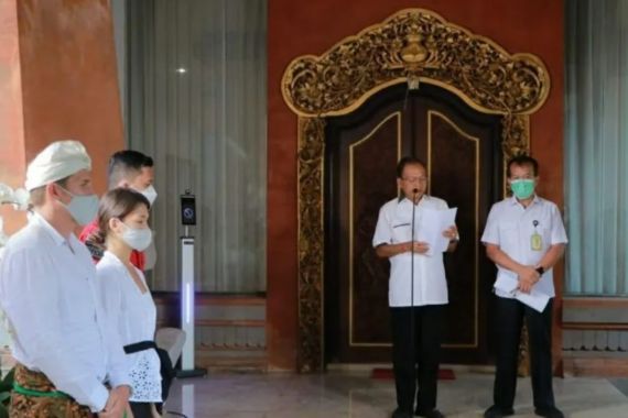2 Bule Rusia Berfoto Bugil di Pohon Suci, Gubernur Bali Geram, Usir! - JPNN.COM