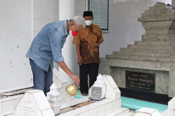 Ganjar Mengenang Semangat Perjuangan Pangeran Diponegoro Ketika Ziarah Makam - JPNN.COM