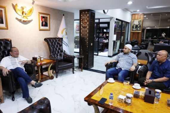 Ketua DPD RI Berbagi Tips Sukses ke Artis Edwin Bejo, Simak - JPNN.COM