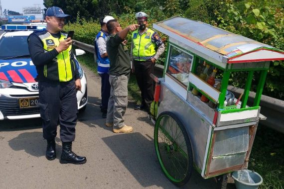 Viral, Tukang Bakso Dorong Gerobaknya Masuk Tol - JPNN.COM