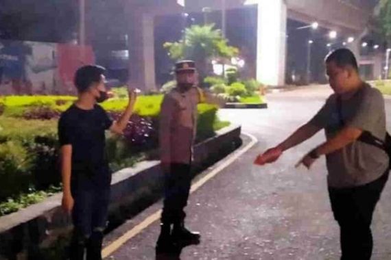 Begal Kembali Beraksi, Andrian Ditendang hingga Tersungkur di Aspal - JPNN.COM