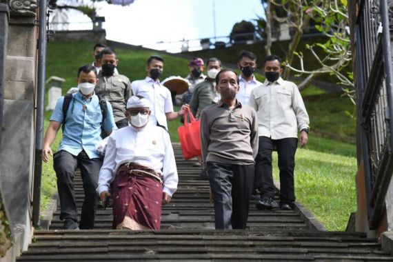 Jokowi Kunjungi Pura di Bali, Lihat Siapa yang Mendampingi - JPNN.COM