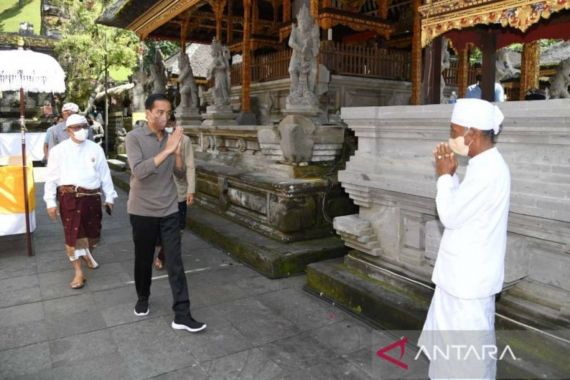 Kunjungi Pura di Bali, Pak Jokowi Titip Pesan - JPNN.COM