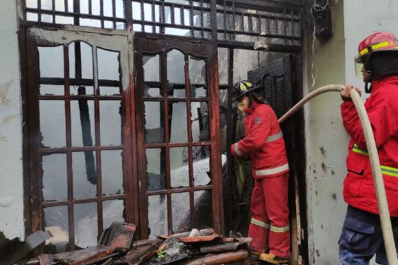 Rumah Warga di Tambun Terbakar, Damkar Kota Bekasi Sampai Turunkan 3 Unit Branwir - JPNN.COM