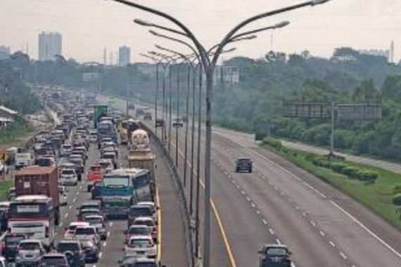 Jumat Siang, Tol Japek Arah Jakarta Padat 19 Kilometer Meski One Way Sudah Diberlakukan - JPNN.COM