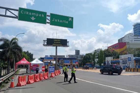 Imbas One Way, Polisi Tutup Gerbang Tol Bekasi Barat, Pengendara Disuruh Putar Balik - JPNN.COM