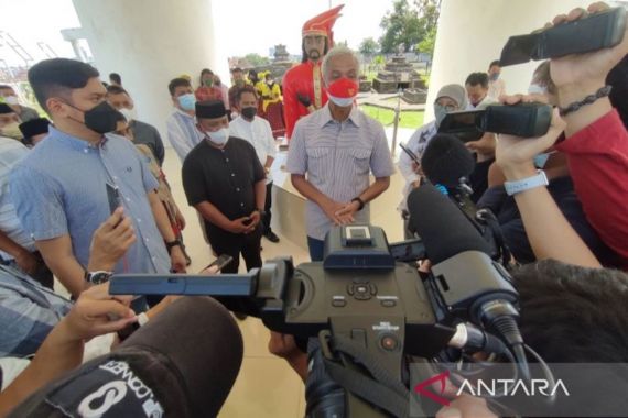 Ganjar Berziarah ke Makam Sultan Hasanuddin dan Pangeran Diponegoro - JPNN.COM