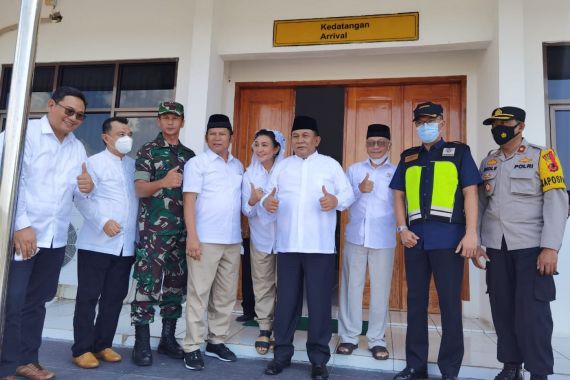 Taufik Hidayat Dampingi Prabowo Bersilaturahmi dengan KH Adid Rofiuddin Izza - JPNN.COM