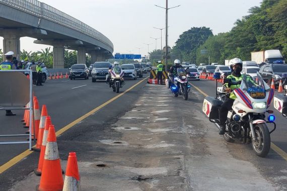 Imbas One Way Tol Jakarta-Cikampek, Arus Lalu Lintas Sejumlah Titik Dialihkan - JPNN.COM