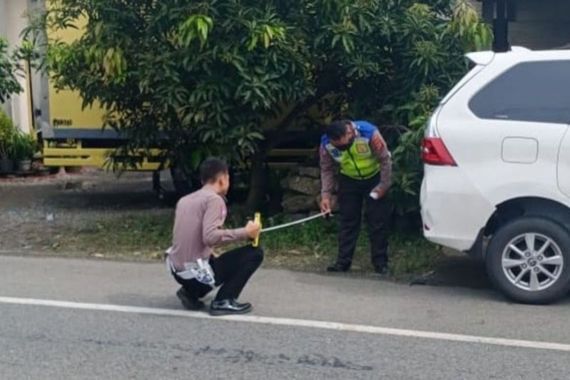 Mobil Menabrak Pagar Beton Rumah Warga, 1 Tewas  - JPNN.COM