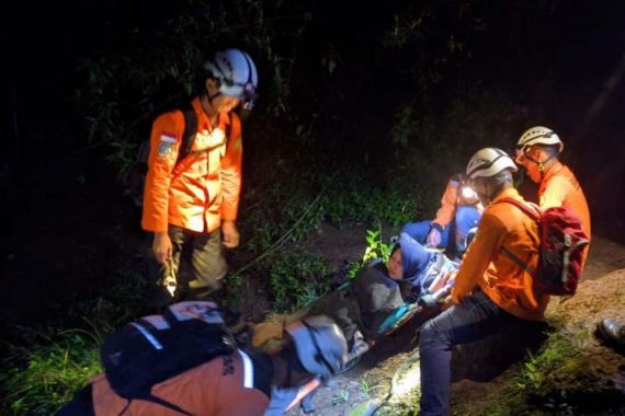 Pendaki Gunung Sindoro Dievakuasi Akibat Cedera Kaki - JPNN.COM
