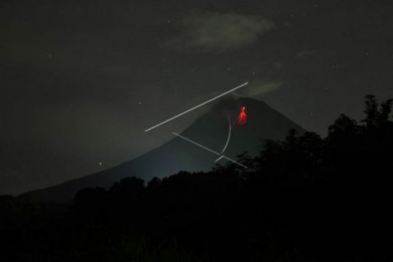 Siaga, Gunung Merapi Bergejolak, 154 Kali Gempa Guguran - JPNN.COM