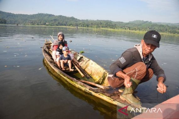 Perempuan Cantik di Perahu Itu Hamil, Berjumpa Dedi Mulyadi di Danau Cirata, Oh - JPNN.COM