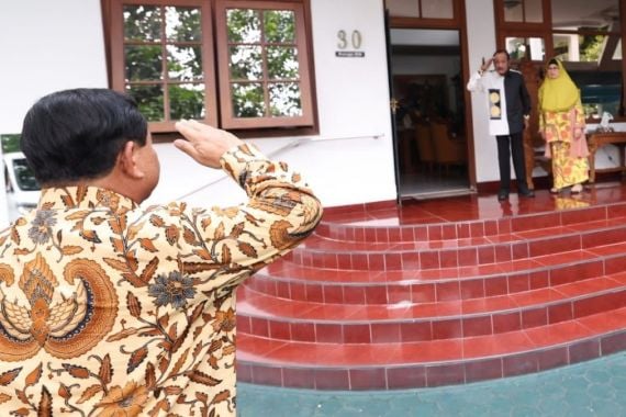 H+6 Lebaran, Prabowo Kunjungi Eks Atasannya, Langsung Beri Hormat saat Bertemu - JPNN.COM