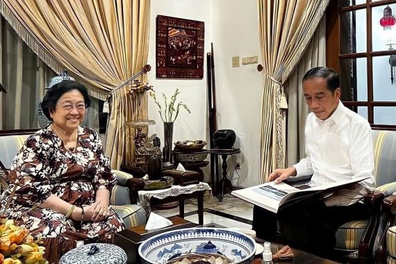 Bersilaturahmi ke Kediaman Megawati, Jokowi Malah Melakukan Ini - JPNN.COM