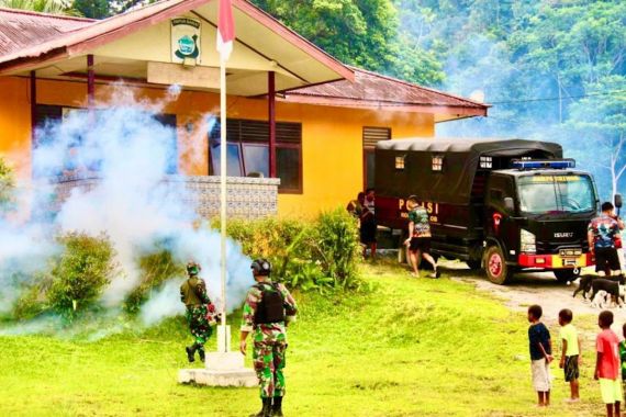 Antisipasi Malaria dan DBD di Papua Barat, Prajurit TNI Melakukan Pengasapan - JPNN.COM
