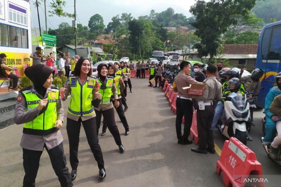 Aksi Polwan di Bandung Ini Tak Biasa, Lihat - JPNN.COM