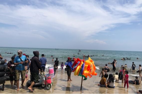 Kisah Pengunjung Pantai Anyer: Terjebak Macet, Anak Rewel Hingga Tidur di Saung Bagian Atas - JPNN.COM