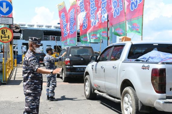TNI AL Kerahkan Prajurit dan KAL di Pelabuhan Ketapang, Wow - JPNN.COM