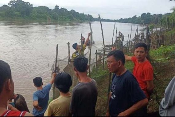 Bocah 3 Tahun Hanyut di Sungai Musi, Diduga Terlepas saat Dimandikan Orang Tua - JPNN.COM