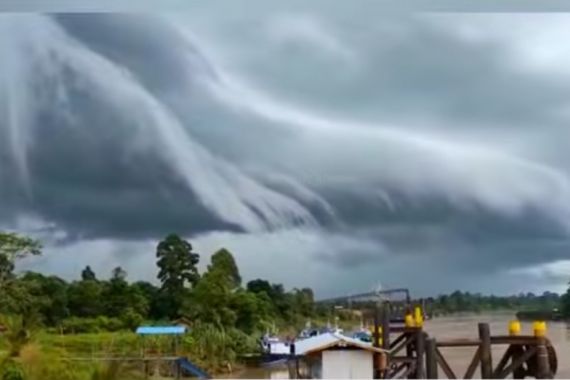 Fenomena Awan Berbentuk Gelombang Tsunami Terjadi di Langit Kutai Kartanegara, Lihat - JPNN.COM