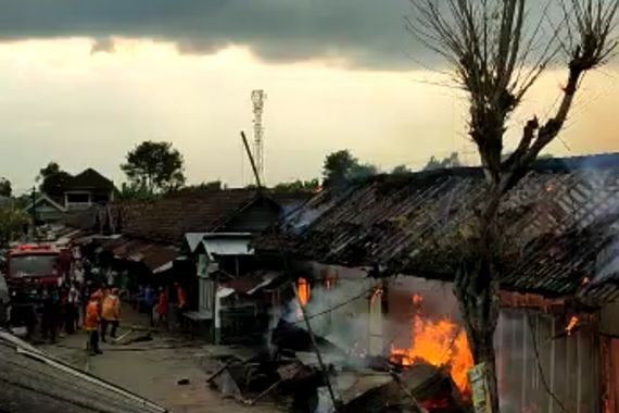 Kebakaran Melanda Pasar Purwokerto di Kediri, 8 Lapak Pedagang Ludes - JPNN.COM