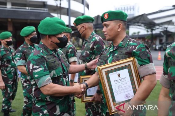 Jenderal Dudung Beri Penghargaan kepada Tim TNI dan Polri Penangkap Pembunuh Sertu Eka - JPNN.COM