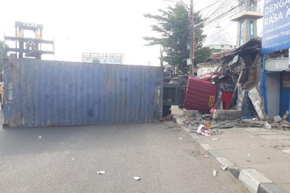 Truk Kontainer Terguling di Bekasi, Menabrak Mobil dan Warung, Lihat Fotonya - JPNN.COM