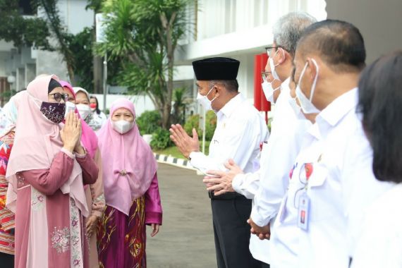 Di Depan Seluruh Pegawai, Menko Muhadjir Minta Maaf - JPNN.COM