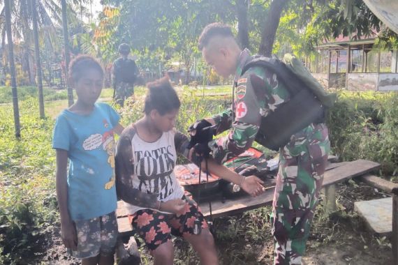 TNI Layani Kesehatan Warga di Perbatasan Papua, Veronica Wei Bilang Begini - JPNN.COM
