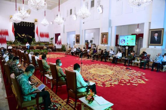 Presiden Jokowi Panggil Seluruh Menterinya ke Istana, Ada Kata Tolong - JPNN.COM
